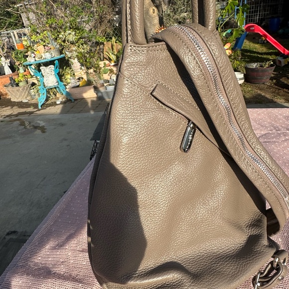 Valentina Italia Taupe Pebbled Leather Backpack/Sling. - Picture 6 of 12
